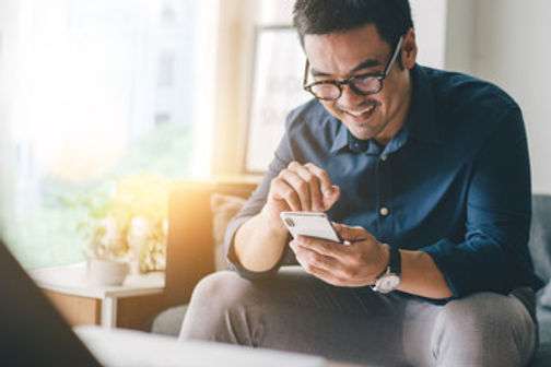homem recebendo um disparo de sms empresarial